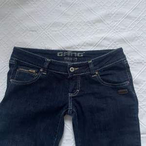 Super snygga lågmidjade jeans! Mörkblå kommer inte till mycket användning så säljer dessa! Mycket bra skick, storlek s/xs bootcut/straight leg inte låt 81 cm midjemåttet 38 cm😇