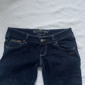 Jeans  - Super snygga lågmidjade jeans! Mörkblå kommer inte till mycket användning så säljer dessa! Mycket bra skick, storlek s/xs bootcut/straight leg inte låt 81 cm midjemåttet 38 cm😇