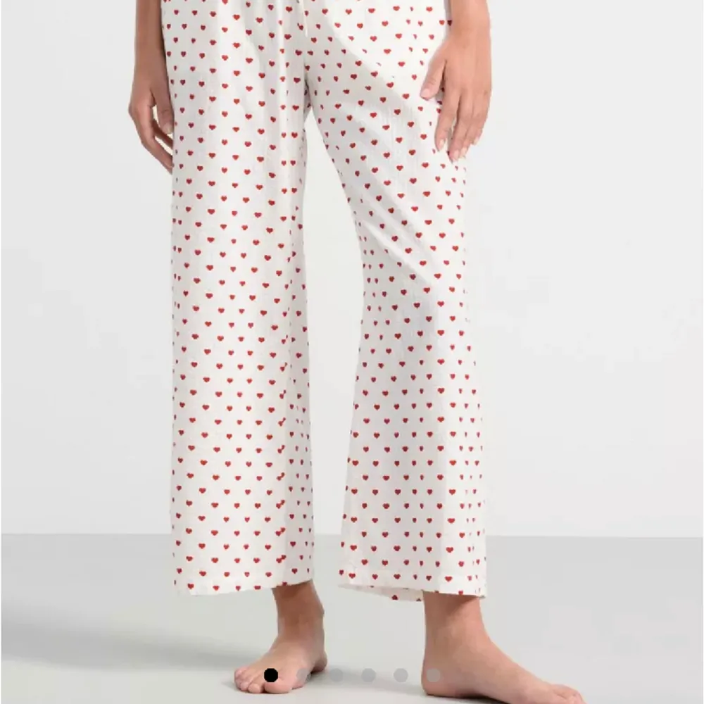 Söker denna pjamas antigen byxor eller tröjan eller båda i storlek XS-M.. Övrigt.