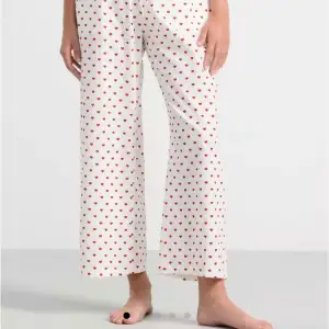 Söker denna pjamas antigen byxor eller tröjan eller båda i storlek XS-M.