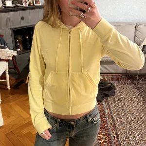 Juicy Couture hoodie - Gul juicy couture hoodie med guldig dragkedja och gamal J:et!! Jättebra skick då den knappt är använd och fortfarande är mjuk som en ny. Har dock två pyttesmå fläckar på vänster ärm, se 3e bilden.
