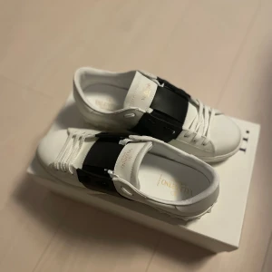 Valentino Open  - Säljer mina Valentino Opens, endast testade. Säljer dem för dem inte passa min stil. Börjar på budgivning på 1000kr, minsta höjning 50kr! Hör gärna av er vid andra frågor!