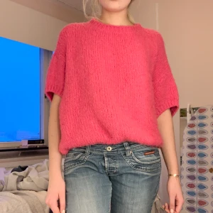 Stickad t-shirt  - Jätte fin rosa stickad t-shirt 