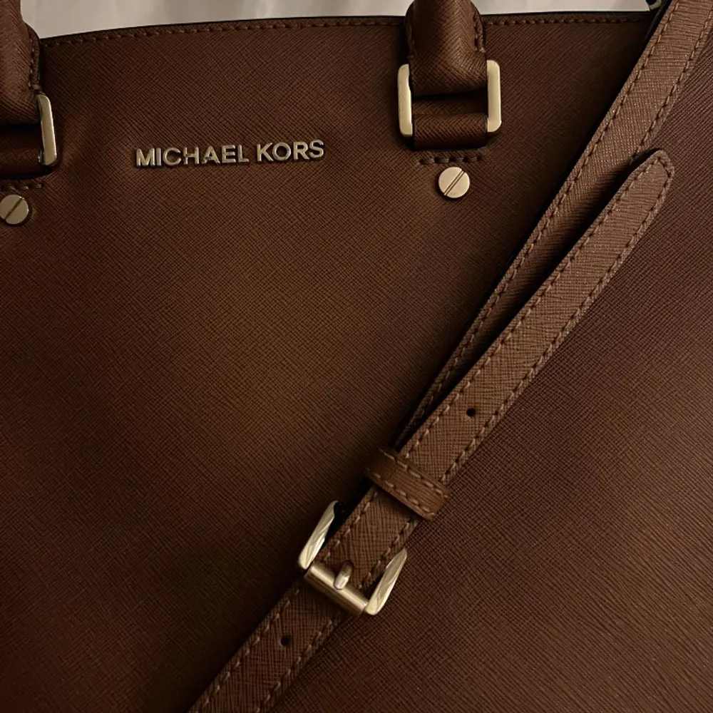 Säljer min jättefina väska från Michael kors, den är andvänd 2 gånger så absolut inga defekter alls❣️pris går att diskutera vid snabb affär , köpt för 4000kr gammal model så svårt att få tag på❣️. Väskor.