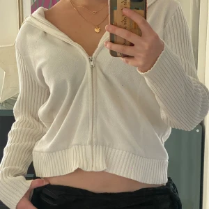 Vit kofta  - Jättefin vit kofta, kan användas som polo och v-ringad. Har tyvärr en liten brun fläck på ärmen.