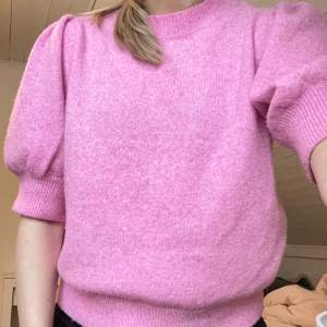 Säljer denna gulliga stickade tröjan från Vero moda i storlek S. Använd enstaka gånger.😊