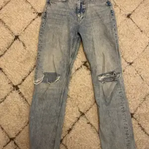 Raka jeans med medelhög midja. Köpta får några år sedan. De har fått lite märken nere på ena byxbenet men det är inget som märks av särskilt mycket när man har på sig dem.🌟