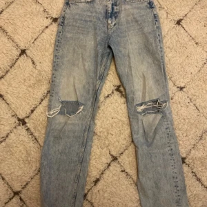 90s straight jeans - Raka jeans med medelhög midja. Köpta får några år sedan. De har fått lite märken nere på ena byxbenet men det är inget som märks av särskilt mycket när man har på sig dem.🌟