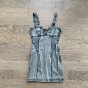 Denimklänning - Crocker - Figursydd jeansklänning ifrån Crocker 😊 sitter som ett smäck 😍 storlek XS 