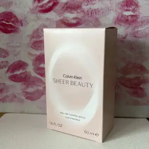 Säljer Sheer Beauty Calvin Klein parfymen då jag bara har testad den! Doften kan man se på tredje bilden. Skriv gärna frågor privat🫶💕