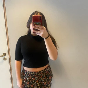 Zara tröja  - Säljer denna tröjan ifrån zara, säljer den eftersom att den är för kort enligt mig. Men den är i bra skick den är aldrig andvänd och den är i storlek M. Den är köpt i somras 2023. Kom privat för fler bilder och frågor. 💗