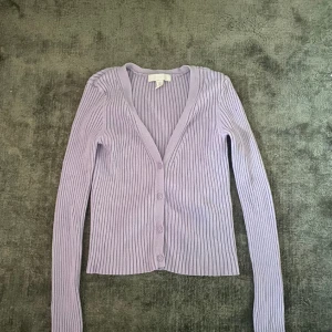 Kofta - Sött lila kofta från H&m. Finns även i rosa