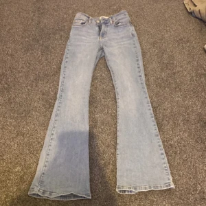 Blå jeans - Low waist boot cut blåa jeans❤️ lånad bild❤️ säljer dem då dem var för små❤️PRIS KAN DISKUTERAS 