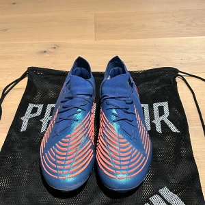 Adidas predator  - Säljer nu ett par Adidas predator fotbollsskor i bra skick skorna är använda en säsong säljer de för att jag inte spelar fotboll längre. Tveka inte på att ställa frågor😀Priset är inte hugget i sten.