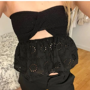 Zara topp - Svart zara topp, säljer då den inte kommer till användning. Lånad bild av @nellieebonli men min är precis likadan utan defekter, storlek M men tajt så passar även S💓