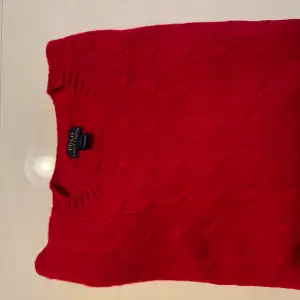 Cashmere tröja Ralph Lauren i Stl L, Obs barnmodell, passar vuxen S-M. Knappt använd, nytvättad, fräsch och helt noppfri i underbar röd färg