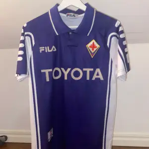 Säljer denna Fiorentina Fotbollströjan Fint skick och utan några defekter.