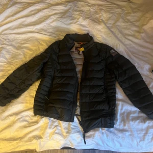 Parajumper light weight knappt använd så i ny skick! - Säljer nu min pjs då de inte va min typ av märke vid snabb affär kan jag gå ner lite!