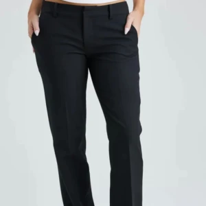 Low waist kostymbyxor  - Säljer dessa fina slutsålda low waist kostymbyxor från bikbok. Byxorna är i fint skick, skriv privat för egna bilder.