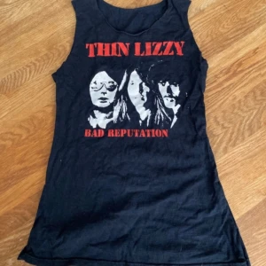 Thin Lizzy  - Thin Lizzy-linne. Klippt och insytt så att det har en bra passform. Bra skick. Uppskattar storleken till S.