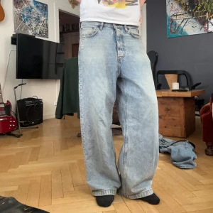 Acne studios vida byxor - Baggy jeans från acne studios i storlek 29 x32 superfina, finns slut och små fläckar dm för fler bildeg