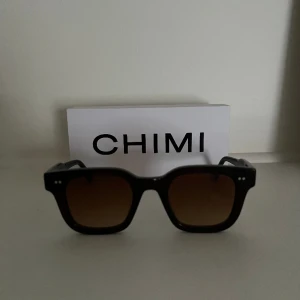 Chimi 04 Brown - Säljer dessa chimi 04 i bra skick då jag ej använder dem mer, allt som man får till när man köper dem finns kvar och kommer självklart levereras med glasögonen.  Hör av dig för fler bilder☀️