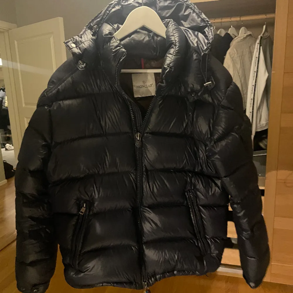 Säljer nu min Moncler maya som jag endast använt i 4 månader. Jag köpte den helt ny för 16,000kr.  Storlek L. . Jackor.