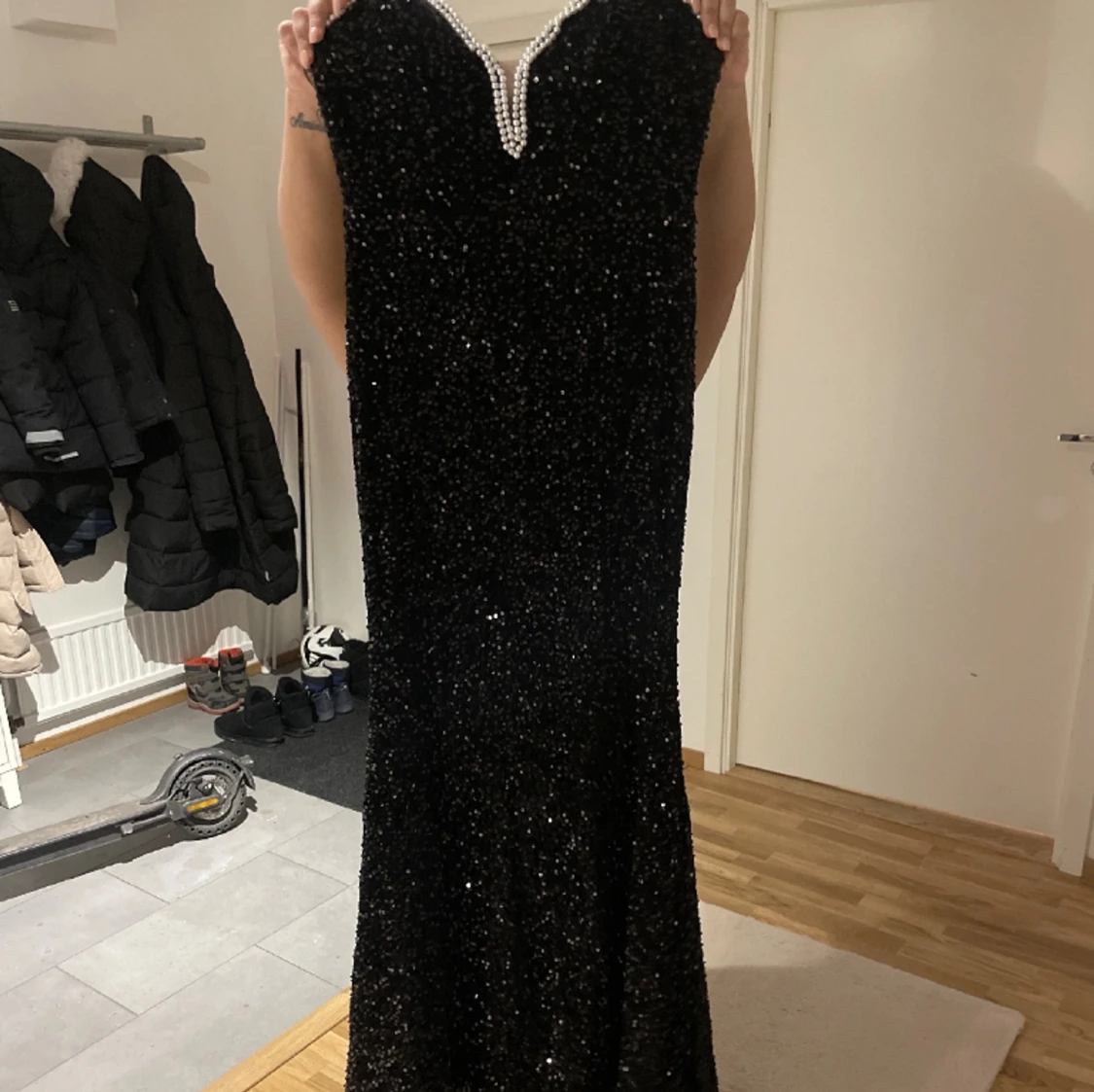 Den här kläningen e använd en gång och är helt ny  - 90