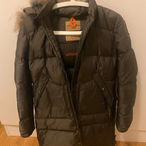  Parajumpers vinterjacka  - Varm vinterjacka med äkta päls! Helt äkta  Nypris runt 4000kr