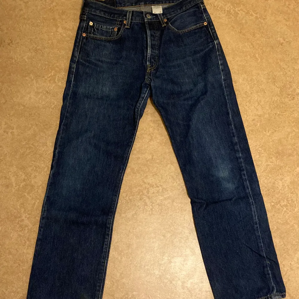 Mörkblåa Levis 501 jeans i regular fit.. Jeans & Byxor.