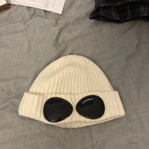 Cp company mössa - Köpt i Danmark. Sitter bra och använd denna vintern. Den har Scan och är äkta! 