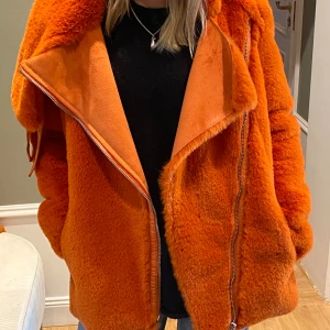 Pälsjacka orange - Pälsjacka från Gina x Icona pop!