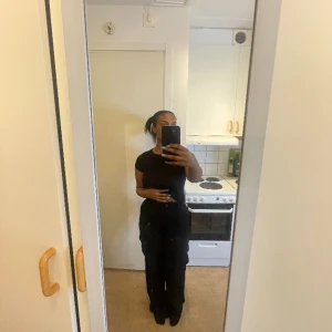 2 st cargo pants i svart - Båda är i ny skick ena paret är från new yorker och andra från shein  