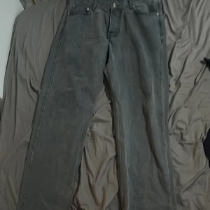 Sweet sktbs jeans - Ett par mörkgrå jeans från sweet skateboarding company. Det är straight baggy/loose, köpte dem för 1200kr nya, priset går att diskutera.