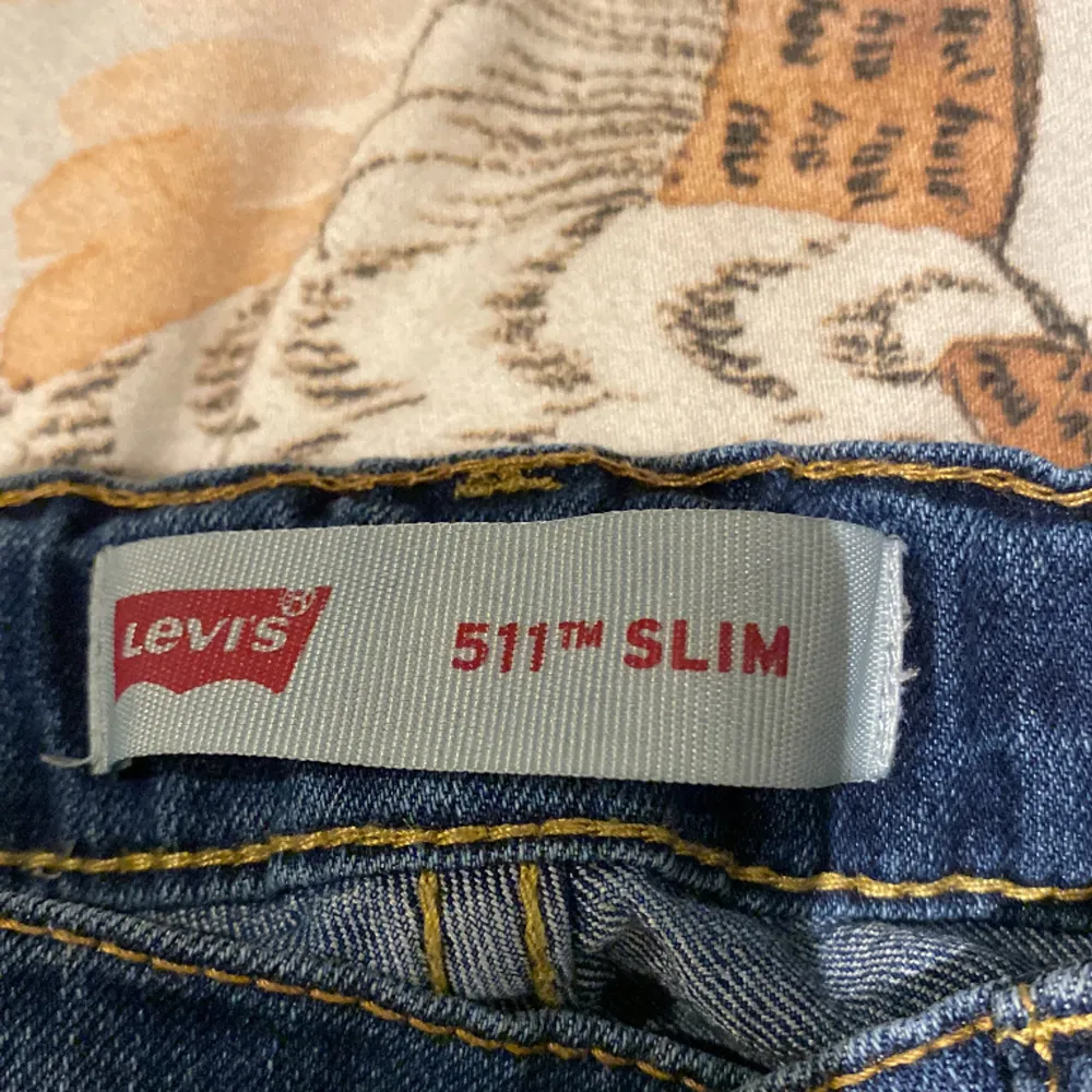 Helt nya Levis jeans  ”511” Slim fit men jag tycker mer dom är straight bara Storlek 16A, minsta laget för mig som vanligtvis har 34 i storlek och jag skulle väl säga att dom motsvarar S.  Går även att spänna in i midjan med band o knapp. Jeans & Byxor.