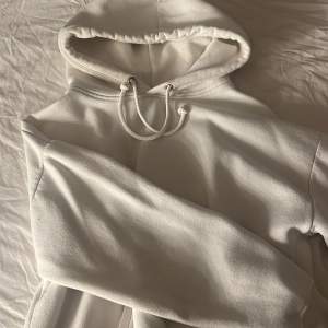Jätte fin och skön vit hoodie från Bik Bok. Köpt för 399kr i somras!💕
