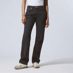 Svarta weekday jeans - Säljer mina svarta weekday jeans då dem har blivit för små. Det är modellen ”pin mid straight jeans”, och i färgen black lux. Dem är köpta för 590kr. Använd en del men inte så att det syns.  Hör av dig vid frågor! 💕