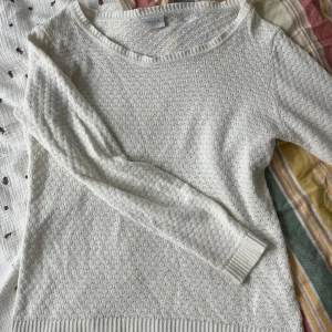 Stickad vit tröja - Superfin stickad från vila. Superfint skick! Frakt ingår ej🌻