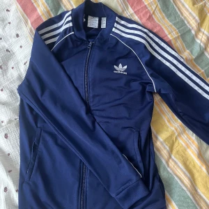 Adidas träningsjacka - Bra skick! Storlek 14-15 år. Sitter tight och snyggt på om man har storlek S. Frakt ingår ej🌻
