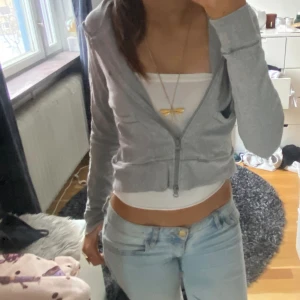 Zip hoodie - Jätte cool tröja från Nike. Den är kropoad och har två fickor längst fram. Och även stort tryck på ryggen (skriv för tydligare bild på något). Säljer då den inte kommer till användning. Skriv för frågor osv!