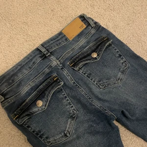 Lågmidjade bootcut jeans  - Säljer dessa fina jeans från lager, aldrig använda 