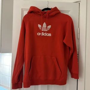 Adidas hoodie - Hoodie från adidas, sparsamt använd. 
