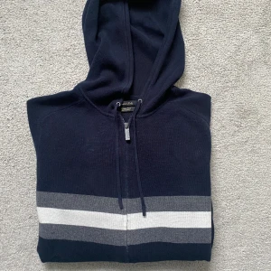 Massimo dutti zip - Tjena! Säljer nu en väldigt fin tröja från Massimo dutti som är i storlek S. Det är en zip hoodie som är i väldigt fint skick. Riktigt snygg tröja till sommaren och våren! Har några frågor är det bara att höra av dig!  Mvh