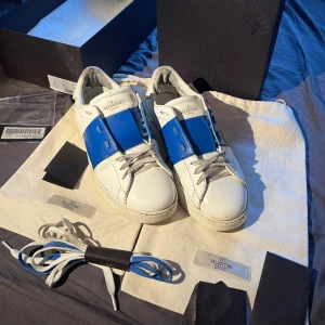 Valentino open skor - Säljer dessa feta valentino open i skick 7.5/10. Några stygn i sulan är borta men annars bra skick. Tillkommer allt og (skor, original box, 2st dustbags, äkthetsbevis, valentino kort, extra snören) alltså allt på bilderna.  Hör av er vid frågor🙌🤝