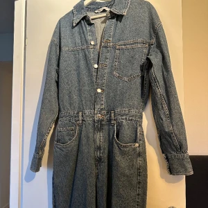 Jeansjumpsuit  - Jumpsuit från zara, storlek m. Aldrig använd