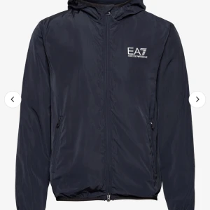 Ea7 Emporio Armani jacka - Storlek S, normal i passform, använd 4-5 gånger, i gott skick. I mörkblått 
