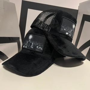 Velvet kepsar - Helt nya finns 20 i lager