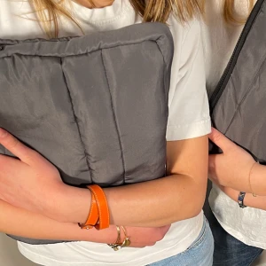 Datorfodral - Grått datorfodral, handsytt på begagnat tyg. Passar alla datorer, får även plats med anteckningsblock och böcker. Slitstarkt. Oanvänt. 