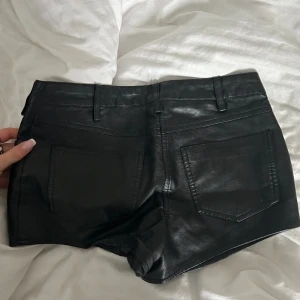 Lågmidjade läder/skinnshorts - Säljer pga de tyvärr va försmå och därmed har jag inga bilder hur de ser ut på❤️38 cm rakt över midjan!