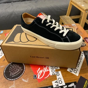 LAST RESORT SKOR - Helt oanvända last resort skor i st 43. Guld skateskor eller ba chill sommarsko